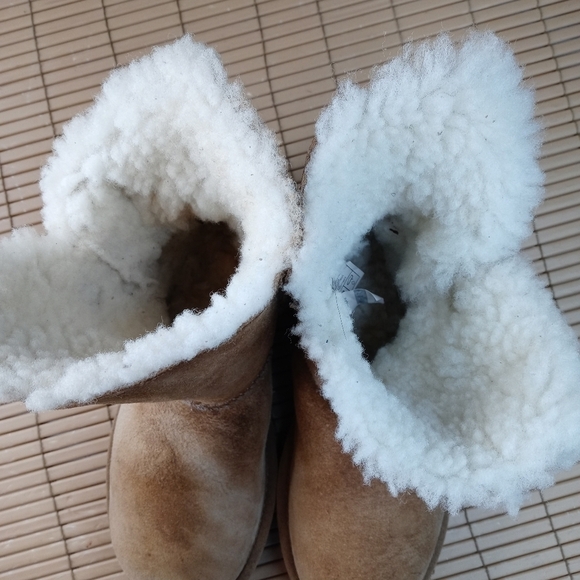 UGG Bailey Button Chestnut Brown Suede Sheepskin Lined Boots Women's 6 1016226. - Picture 6 of 10